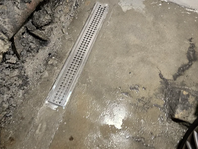 지하주차장 바닥에 새로 매립한 스테인리스 그레이팅 배수로