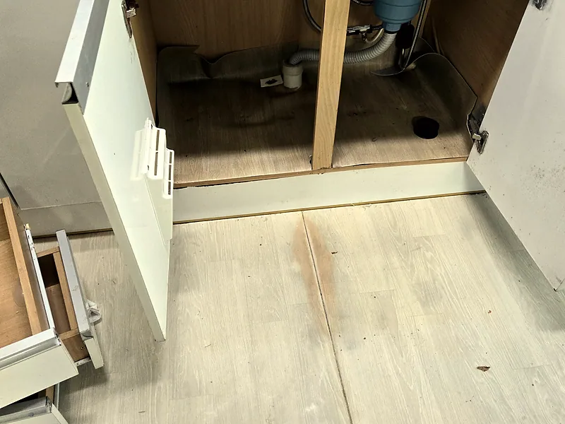 싱크대 부분수리 중 경첩을 분리한 문짝과 하부장