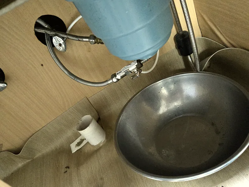 싱크대 배수통 교체 중 하부장 급수 호스와 받침 대야
