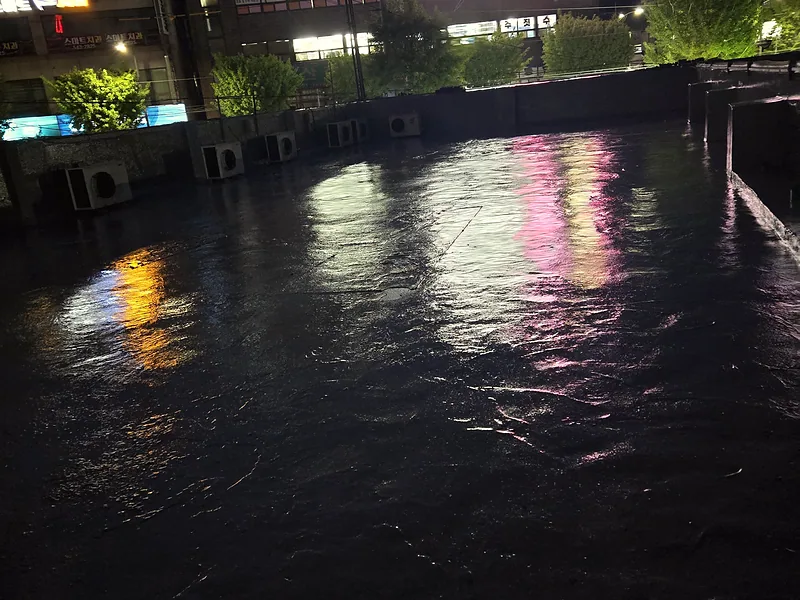 옥상 방수 도포 직후 젖은 바닥 야간 모습