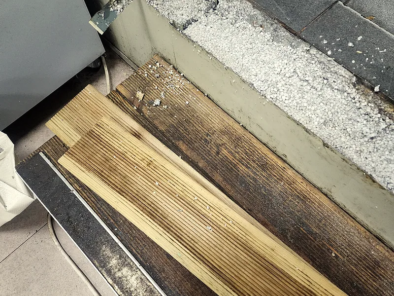 기존 데크와 높이를 맞춰 고정한 신규 데크판